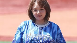 DeNA】グラドル篠崎愛が始球式　ミニスカルーズソックス姿で華麗なワンバン投球