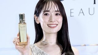 泉里香が全身白ジャンプスーツ姿披露　結婚発表後初の公の場で笑顔「いろんなことも楽しみながら」