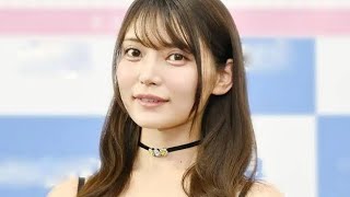 ＜似鳥沙也加＞インスタグラビアの女王の“インテリジェンス”　メガネ、服をはだけ　艶やかに