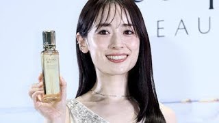 泉里香が全身白ジャンプスーツ姿披露　結婚発表後初の公の場で笑顔「いろんなことも楽しみながら」