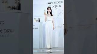 泉里香が全身白ジャンプスーツ姿披露　結婚発表後初の公の場で笑顔「いろんなことも楽しみながら」@news @NHK @tbsnewsdig