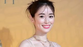 泉里香が全身白ジャンプスーツ姿披露　結婚発表後初の公の場で笑顔「いろんなことも楽しみながら」