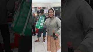 Bunda Meiri ikut Ngantri….