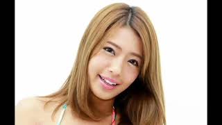 ＜橋本梨菜＞小麦色の肌が際立つシルバー水着姿　“セクシーおへそ”も