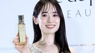 📸✨泉里香、結婚後初の公の場に登場　白ジャンプスーツで幸せオーラ全開💍💐